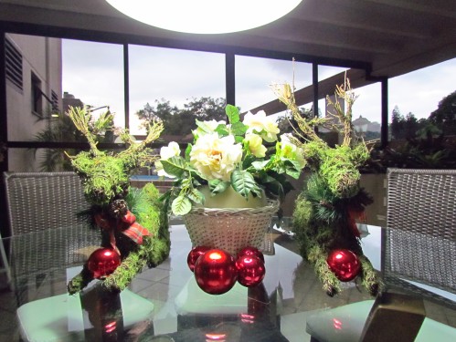 decoração com bolas flores e renas